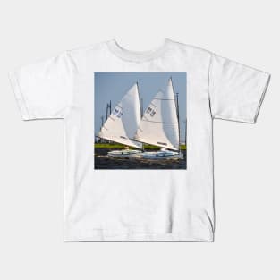 Sailing along together Kids T-Shirt